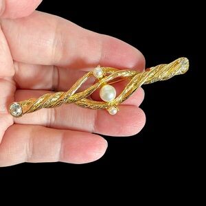 Vintage 70s Goldtone Twisted Bar Brooch With Faux Pearls And Clear Rhinestones